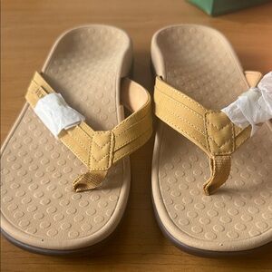 Vionic Women 2.0 Tan Flip Flops 9